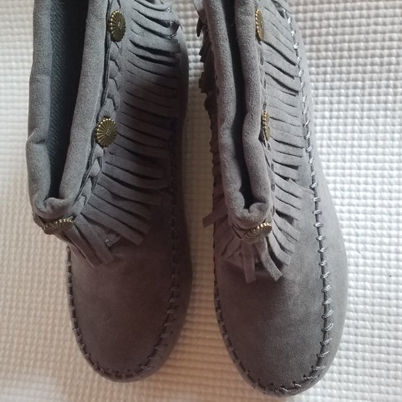 Gray Fringe Boot Mocasin - Picture 4 of 8